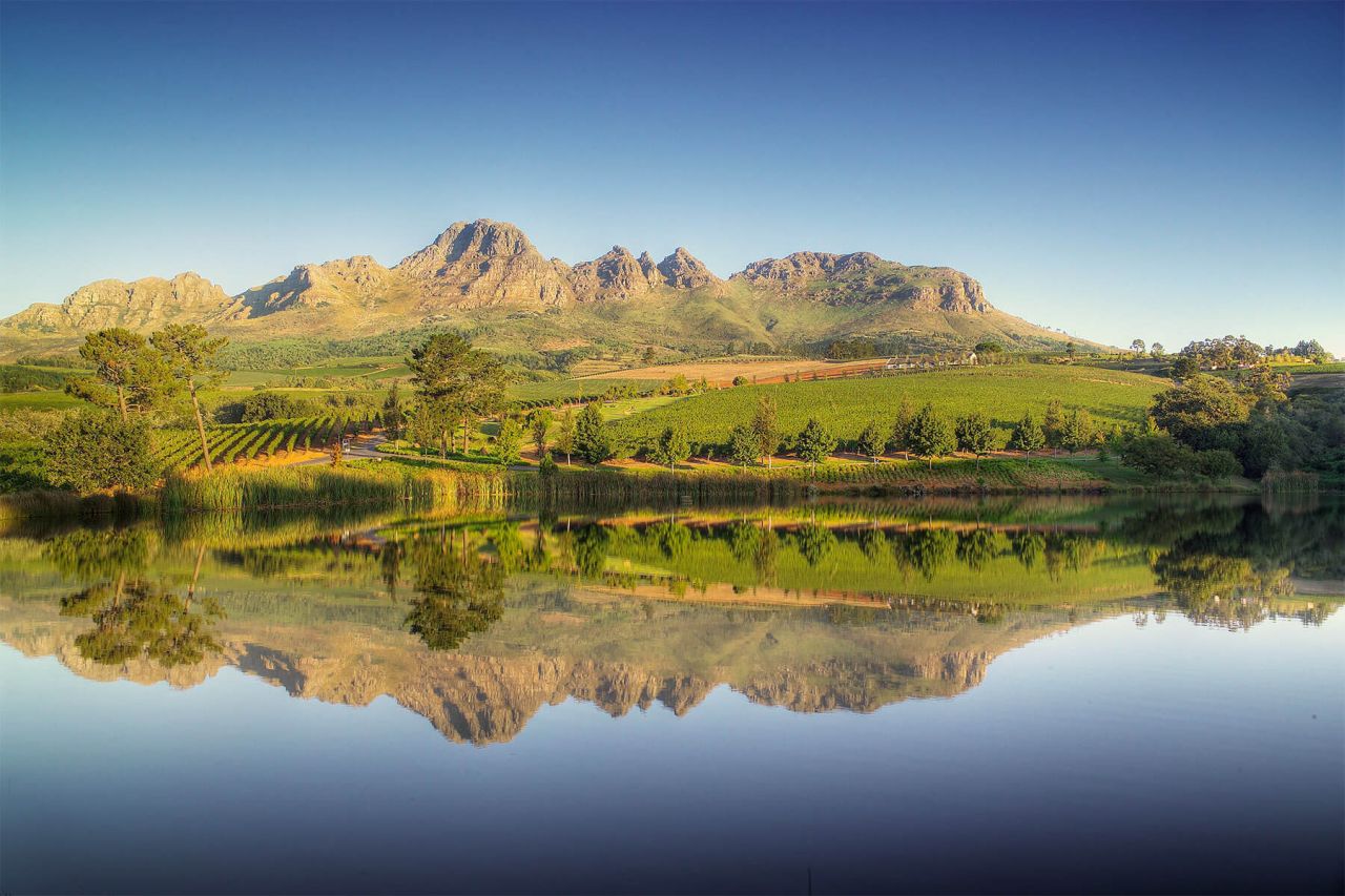golf-expedition-golf-reis-zuid-afrika-colourful-manor-water-met-bergen.jpg