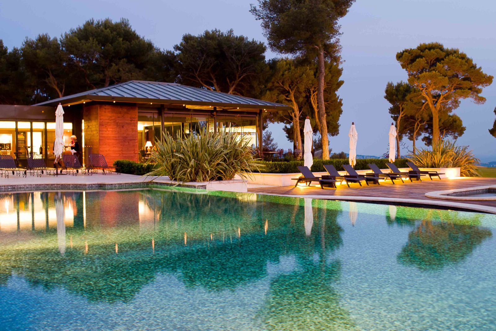 golf-expedition-golf-reizen-Frankerijk-regio- Provence-Hotel-du- Castellet-buiten-terras-hotel-luxe