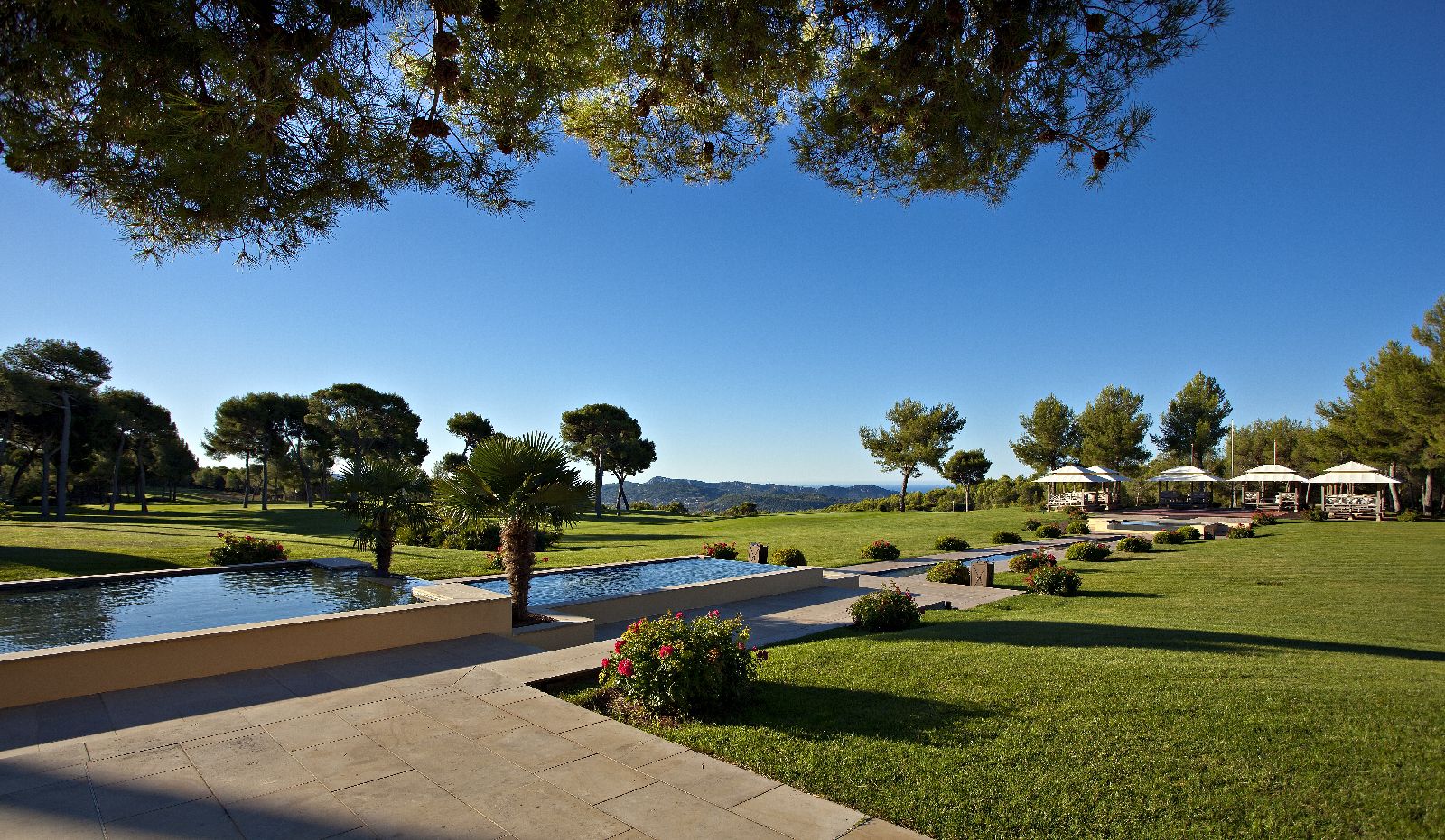 golf-expedition-golf-reizen-Frankerijk-regio- Provence-Hotel-du- Castellet-golfbaan-bos-water-uitzicht