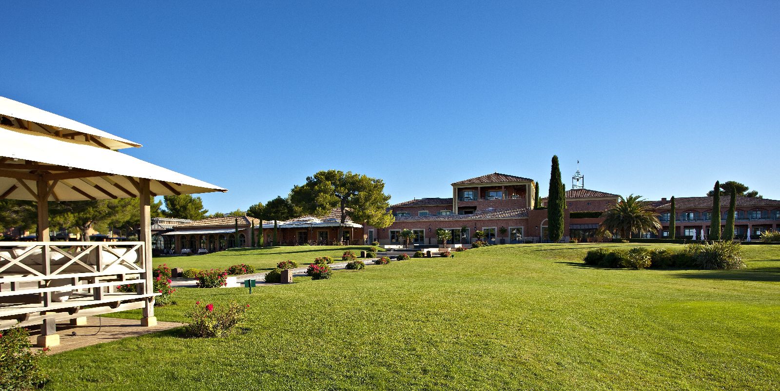 golf-expedition-golf-reizen-Frankerijk-regio- Provence-Hotel-du- Castellet-golfbaan-uitzicht-hotel-bos