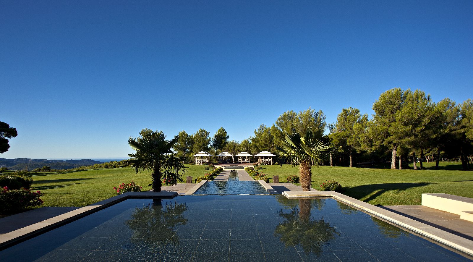 golf-expedition-golf-reizen-Frankerijk-regio- Provence-Hotel-du- Castellet-golfbaan-water-bomen-tuin