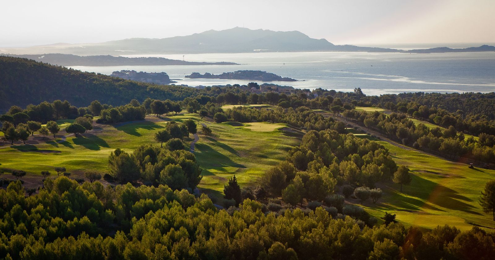golf-expedition-golf-reizen-Frankerijk-regio- Provence-Hotel-du- Castellet-uitzicht-bos-ver-natuur-gebied