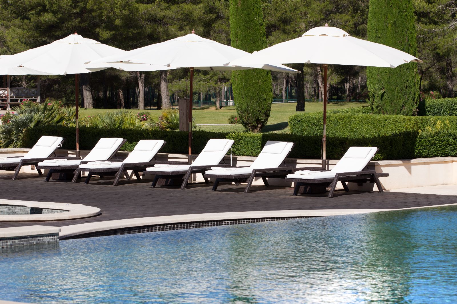 golf-expedition-golf-reizen-Frankerijk-regio- Provence-Hotel-du- Castellet-zwembad-bedjes-terras-parasol