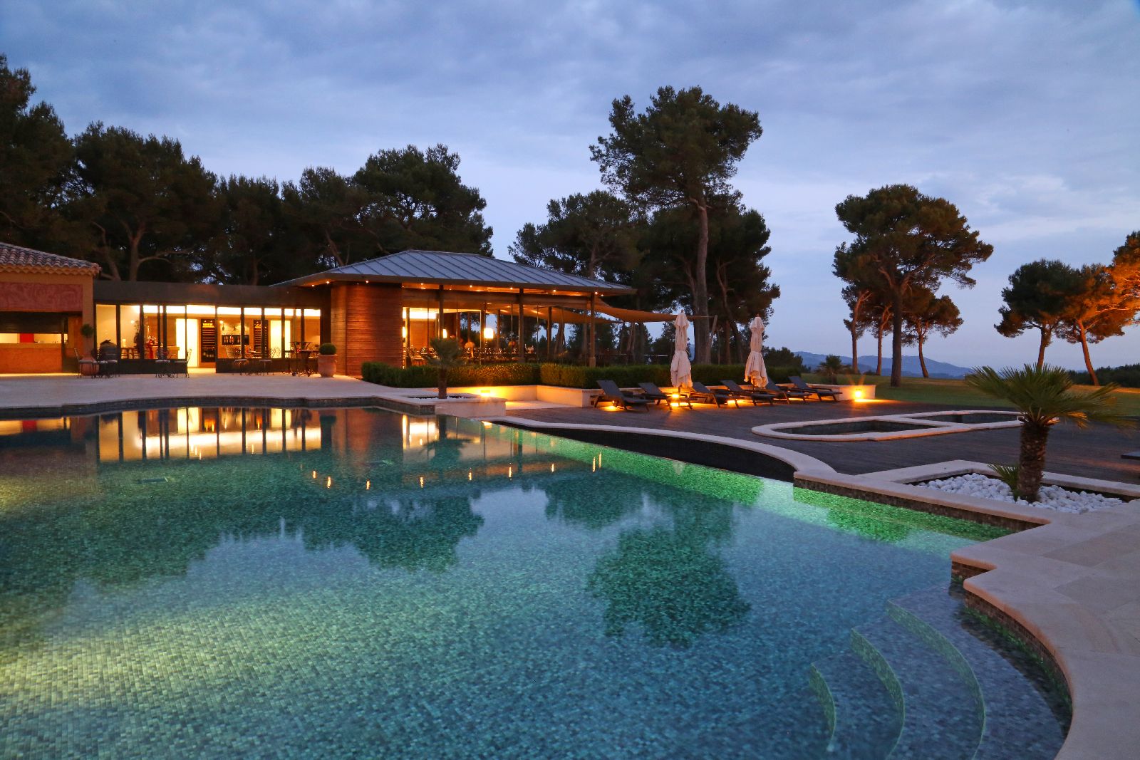 golf-expedition-golf-reizen-Frankerijk-regio- Provence-Hotel-du- Castellet-zwembad-hotel-uitzicht-modern