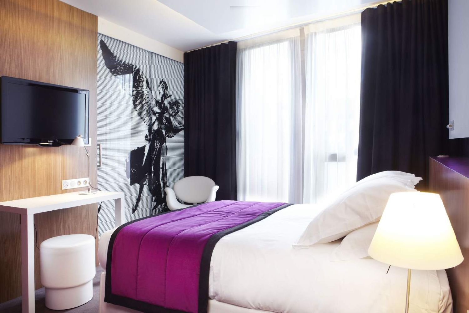 golf-expedition-golf-reizen-Frankerijk-regio- champagne-Hotel-de-la-paix-slaapkamer-bed-slapen-modern-paars