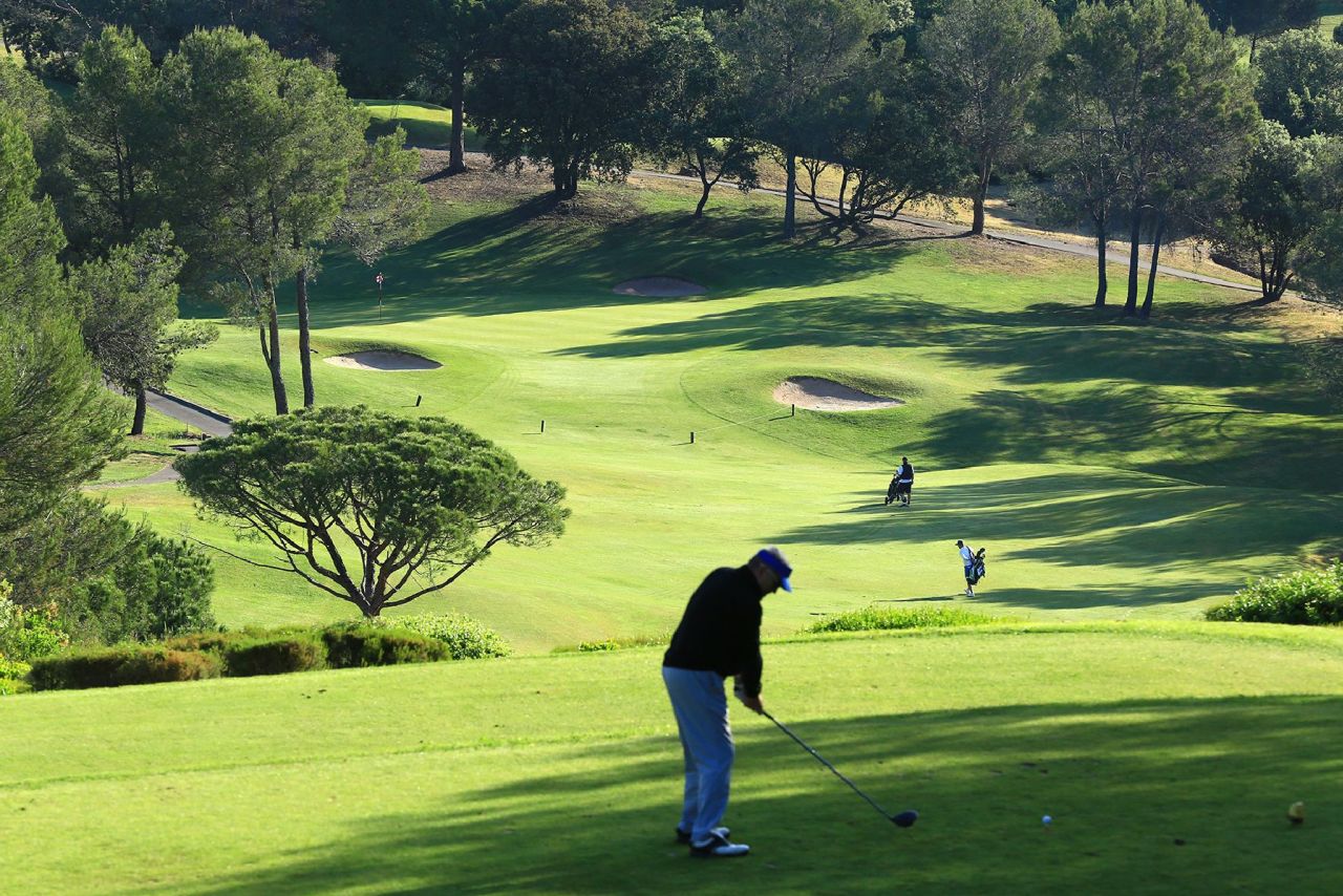 golf-expedition-golf-reizen-frank-regio-cote-d'azur-chateau-des-demoiselles-golfer-op-golfbaan-fairway.jpg