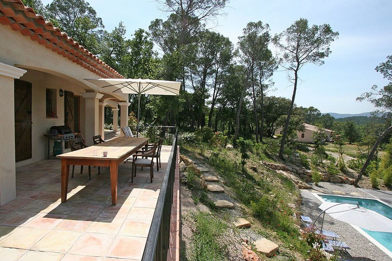 golf-expedition-golf-reizen-frank-regio-cote-d'azur-villa-la-brunhyere-appartement-uitzicht-op-zwembad-balkon.jpg
