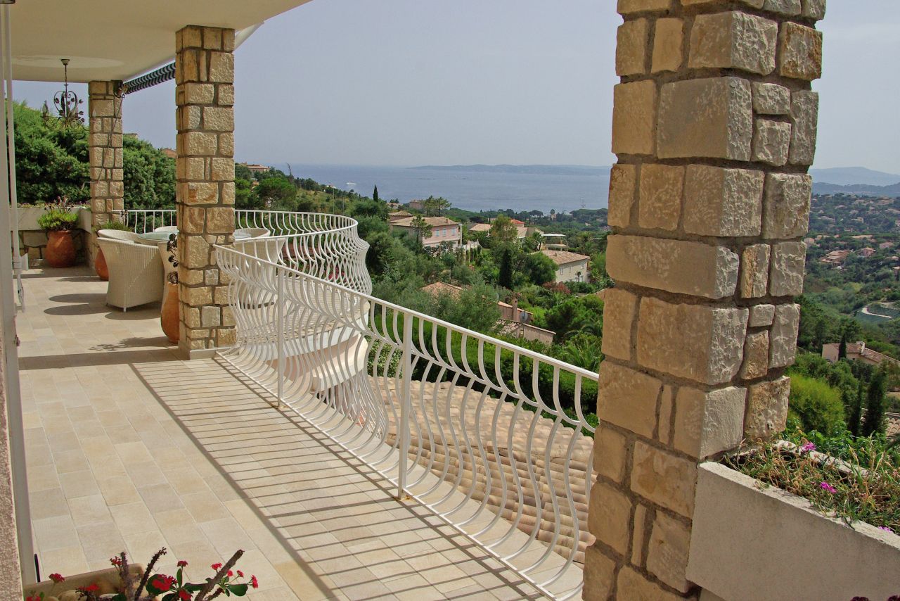 golf-expedition-golf-reizen-frank-regio-cote-d'azur-villa-la-brunhyere-balkon-met-uitzicht-op-omgeving.jpg