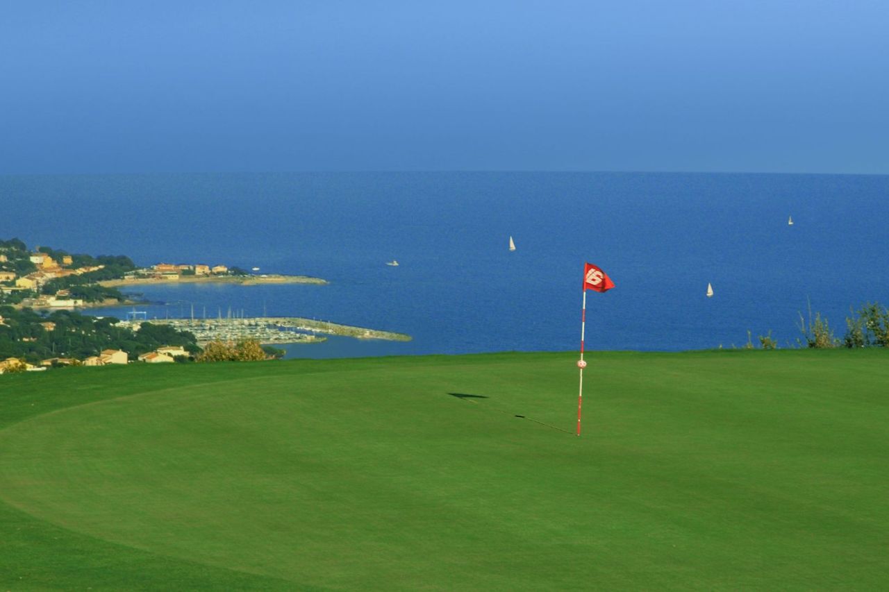 golf-expedition-golf-reizen-frank-regio-cote-d'azur-villa-la-brunhyere-green-met-uitzicht-op-zee.jpg