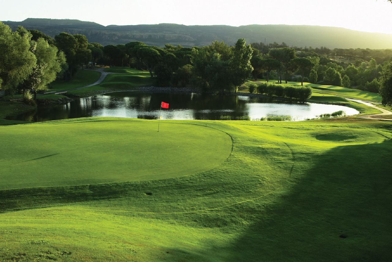 golf-expedition-golf-reizen-frank-regio-cote-d'azur-villa-la-brunhyere-green-water-hazard-golfbaan.jpg