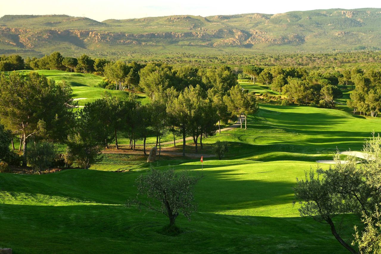 golf-expedition-golf-reizen-frank-regio-cote-d'azur-villa-la-brunhyere-prachtig-gelegen-golfbaan-in-natuur.jpg