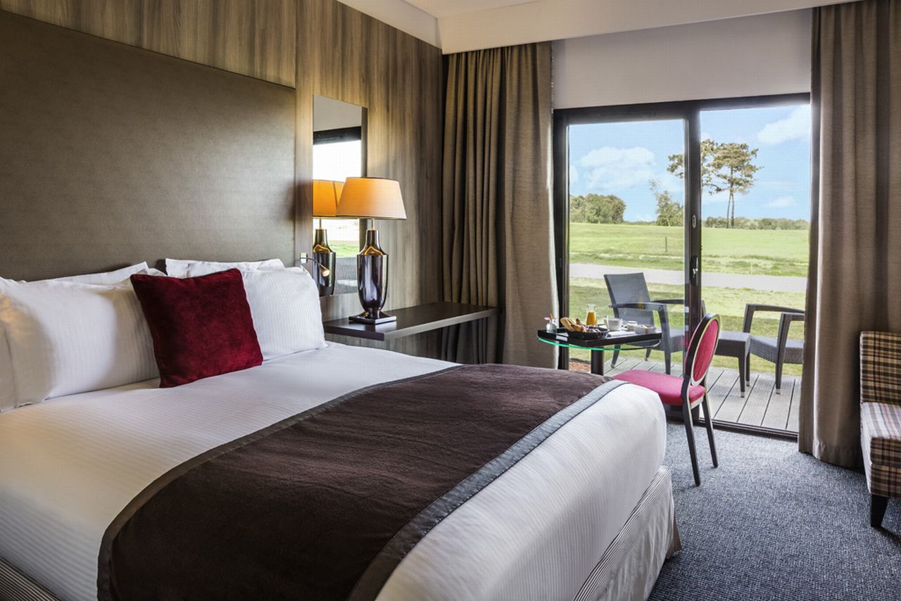 golf-expedition-golf-reizen-frankrijk-regio-aquitaine-bodreaux-golf-du-medoc-hotel-en-spa-moderne-slaapkamer-met-terras.jpg