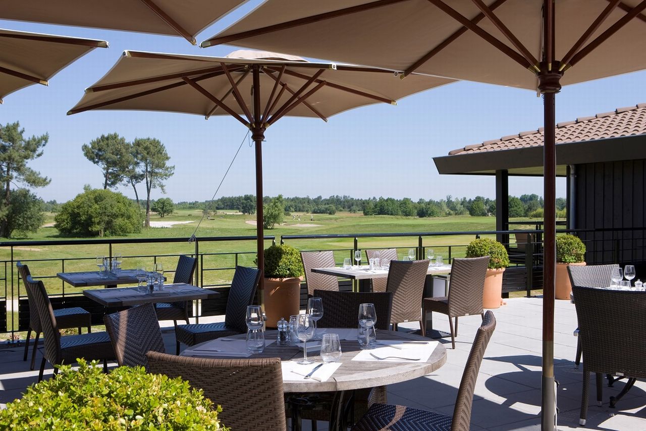 golf-expedition-golf-reizen-frankrijk-regio-aquitaine-bodreaux-golf-du-medoc-hotel-en-spa-terras-uitzicht-golfbaan.jpg