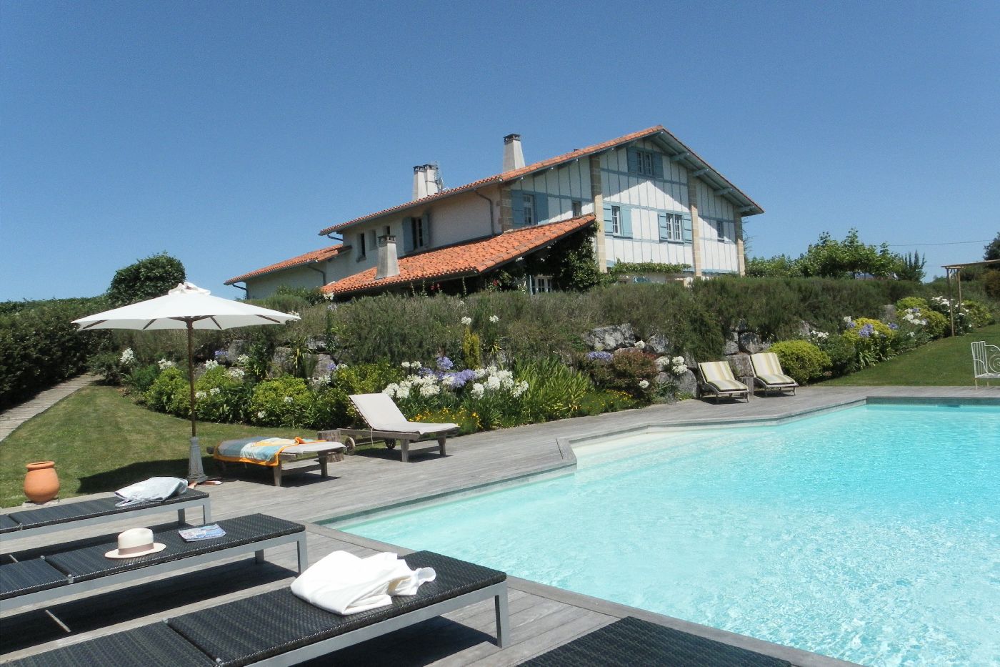 golf-expedition-golf-reizen-frankrijk-regio-biarritz-les-voles-blue-prachtige-accommodatie-met-zwembad-ligbedden-en-tuin-.jpg
