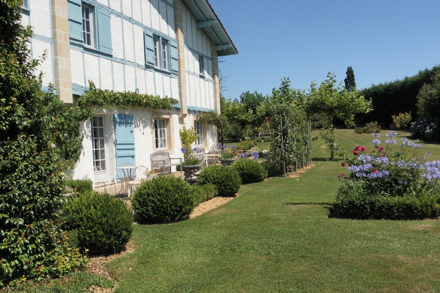 golf-expedition-golf-reizen-frankrijk-regio-biarritz-les-voles-blue-zijkant-appartementen-gelegen-aan-mooie-tuin.jpg