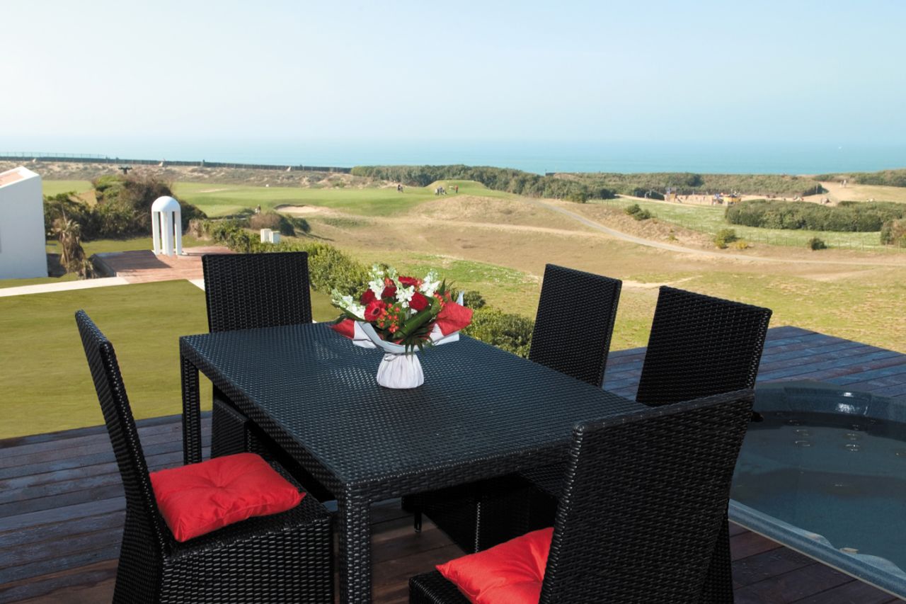 golf-expedition-golf-reizen-frankrijk-regio-biarritz-villa-clara-terras-tafel-stoelen-uitzicht-golfbaan.jpg