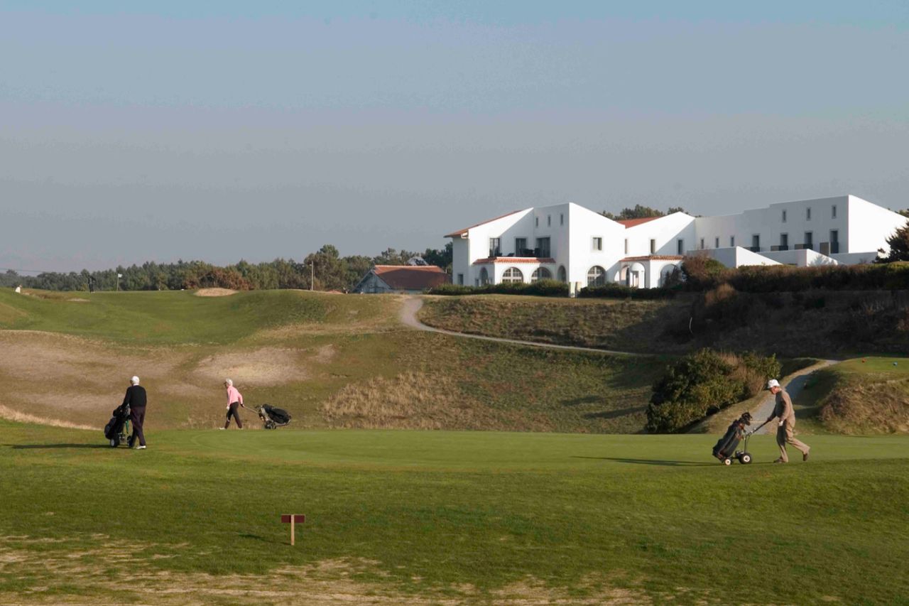 golf-expedition-golf-reizen-frankrijk-regio-biarritz-villa-clara-villa-golfers-op-golfbaan.jpg