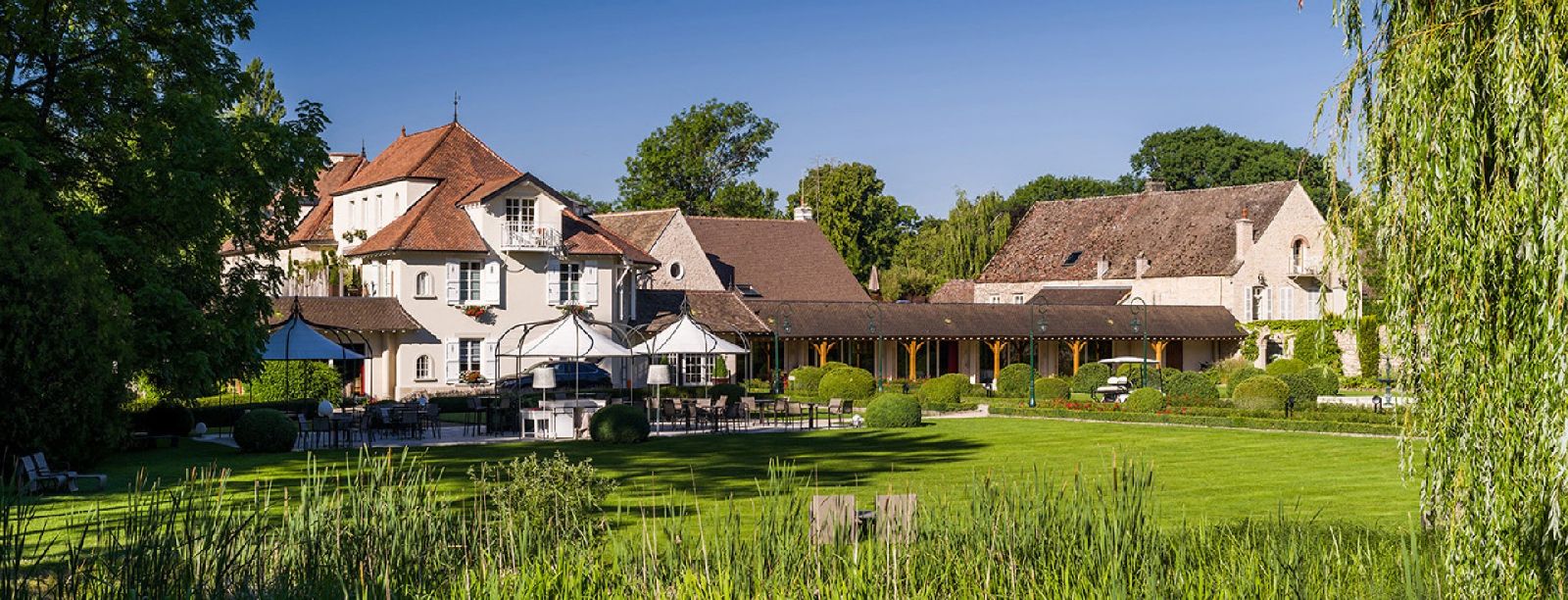 golf-expedition-golf-reizen-frankrijk-regio-bougogne-hotel-de-la-poste-hotel-bos-terras-zitplek-tuin