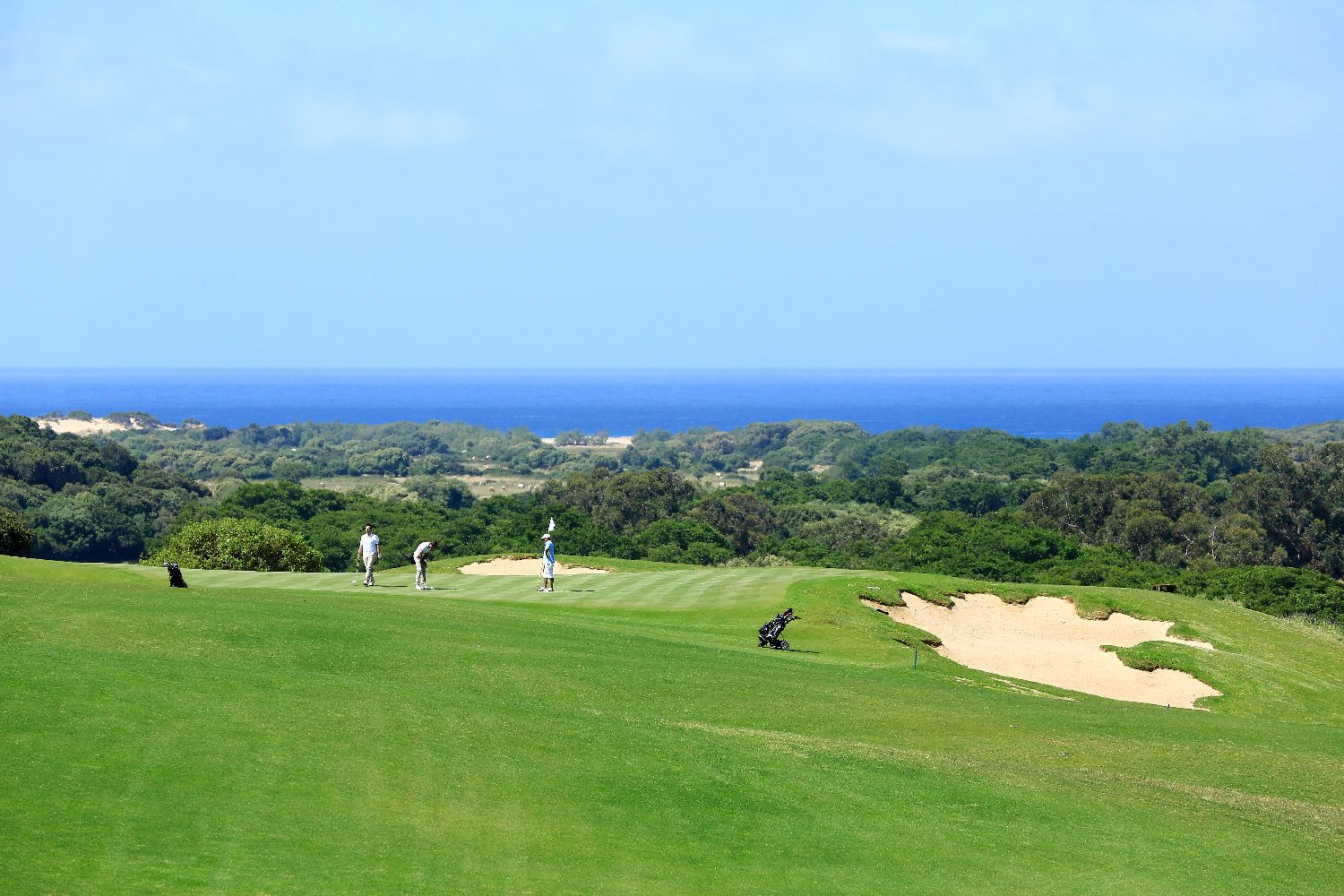 golf-expedition-golf-reizen-frankrijk-regio-corsica-domaine-de-murtoli-golfbaan-golfers-uitzicht-op-zee.jpg