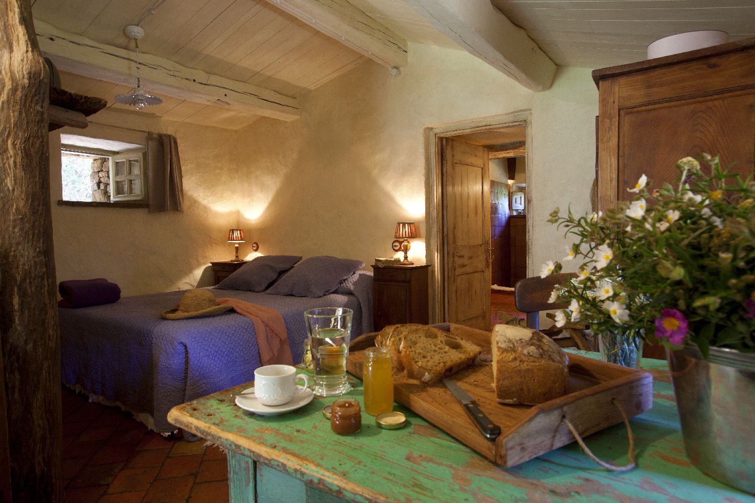 golf-expedition-golf-reizen-frankrijk-regio-corsica-domaine-de-murtoli-stijlvolle-slaapkamer-twee-personen-ontbijt.jpg