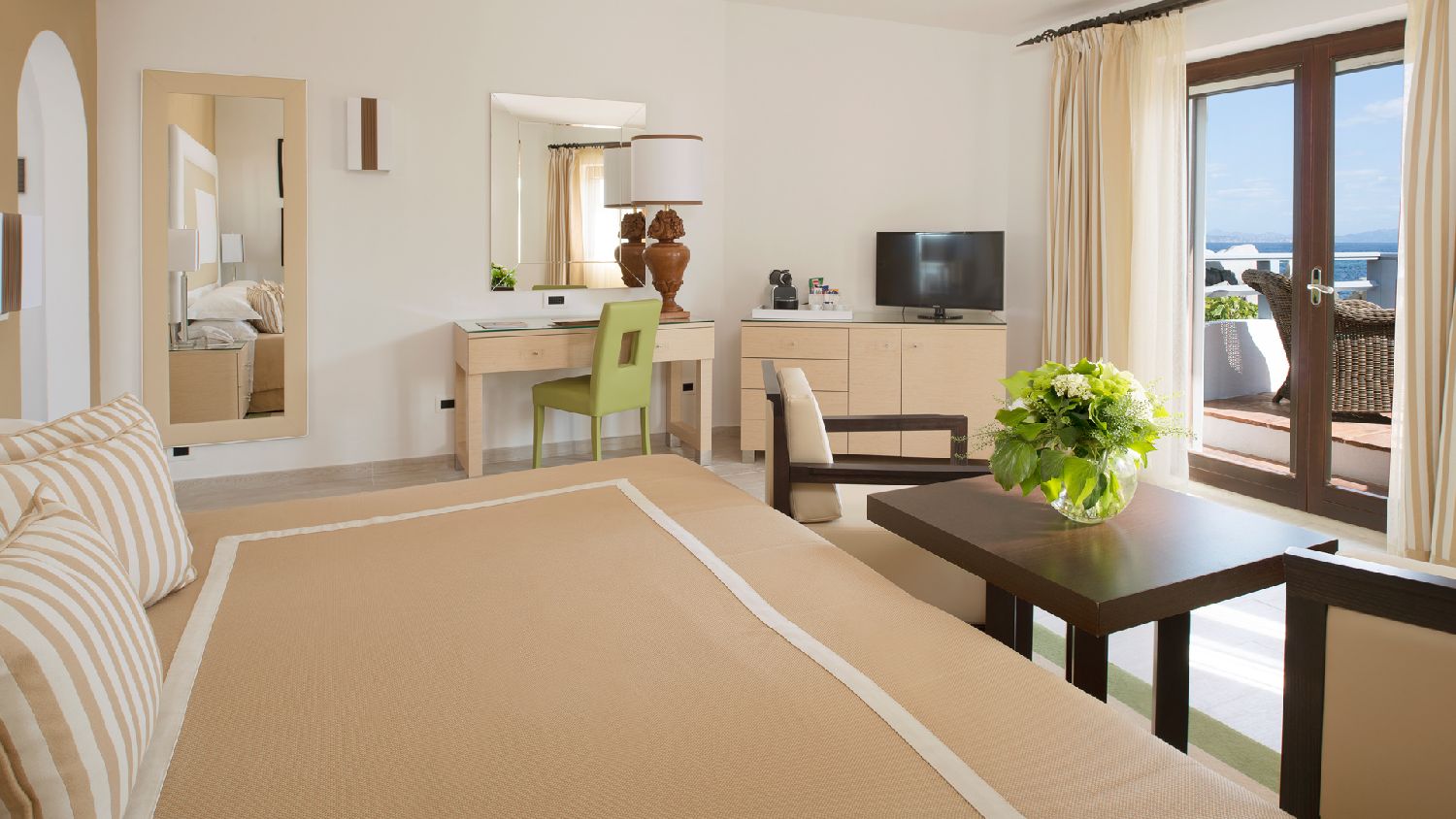 golf-expedition-golf-reizen-frankrijk-regio-corsica-hotel-en-spa-des-pecheurs-stijlvolle-slaapkamer-met-balkon