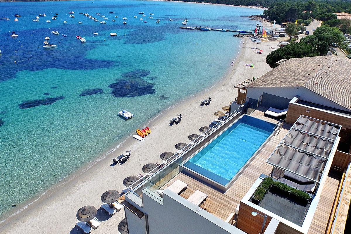 golf-expedition-golf-reizen-frankrijk-regio-corsica-hotel-le-pinarello-drone-overzicht-hotel-zwembad-strand-zee