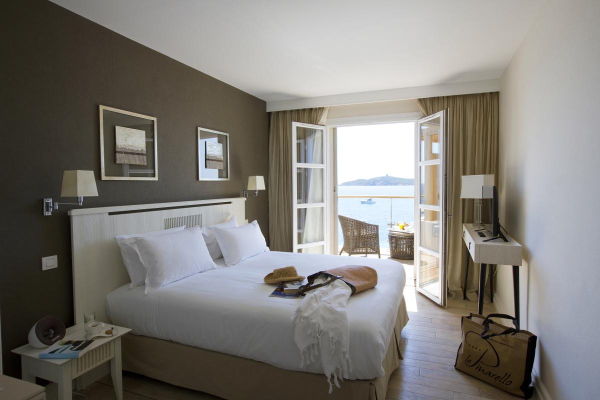 golf-expedition-golf-reizen-frankrijk-regio-corsica-hotel-le-pinarello-moderne-slaapkamer-twee-personen-met-balkon
