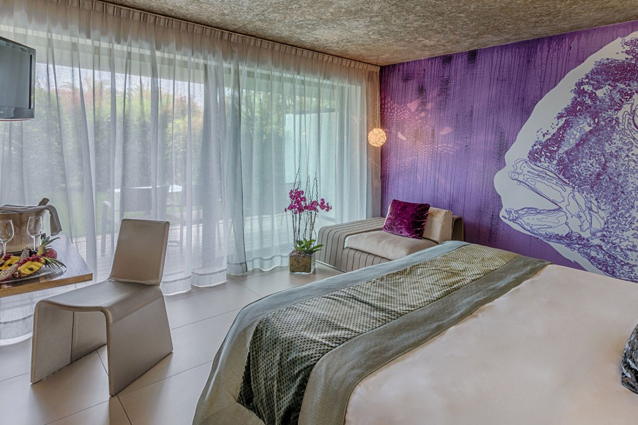 golf-expedition-golf-reizen-frankrijk-regio-cote-d'azur-cap-d'antibes-beach-hotel-luxe-slaapkamer-met-tv-en-stoelen.jpg
