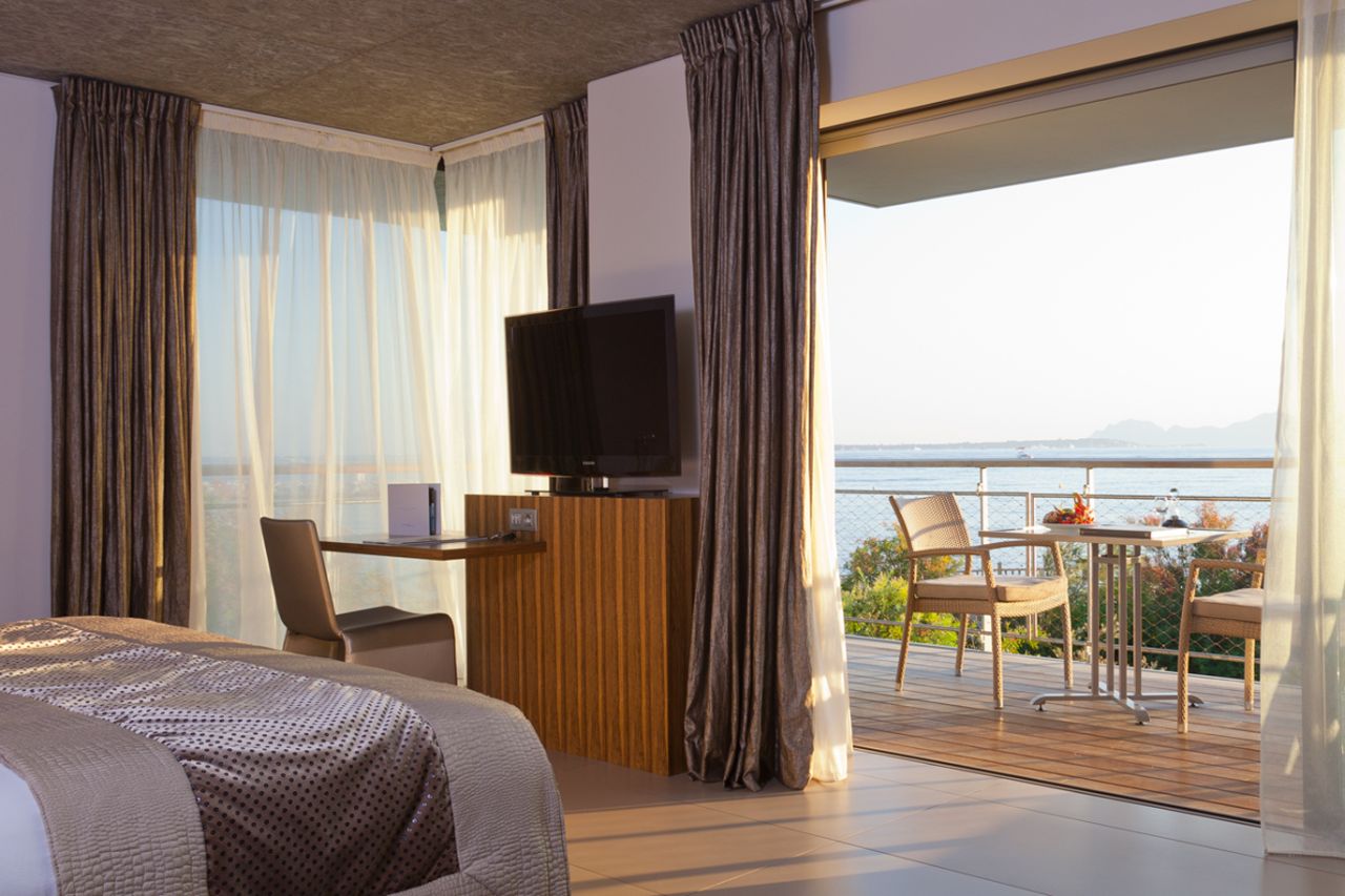 golf-expedition-golf-reizen-frankrijk-regio-cote-d'azur-cap-d'antibes-beach-hotel-slaapkamer-met-tv-en-balkon.jpg