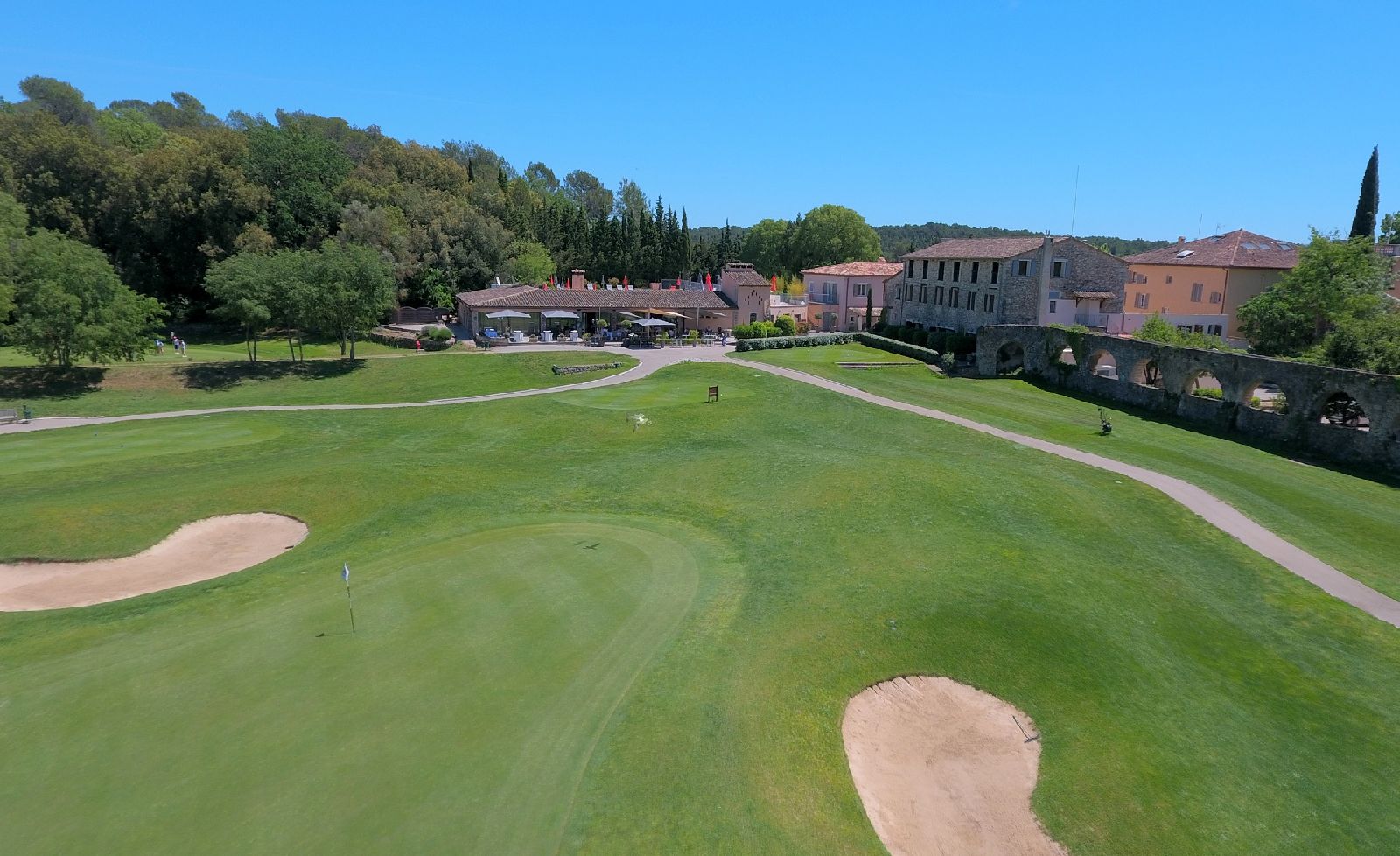 golf-expedition-golf-reizen-frankrijk-regio-cote-dazur-chateau-de-la-begude-golfbaan-green-bunker-villa-achtergrond.jpg