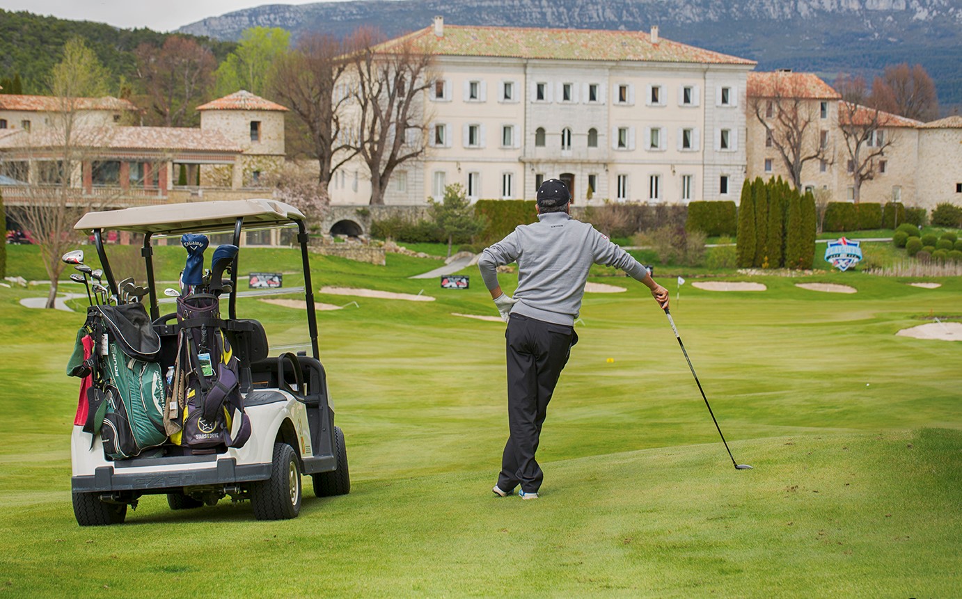golf-expedition-golf-reizen-frankrijk-regio-cote-d'azur-chateau-de-taulane-golfkar-golfer-golfbaan