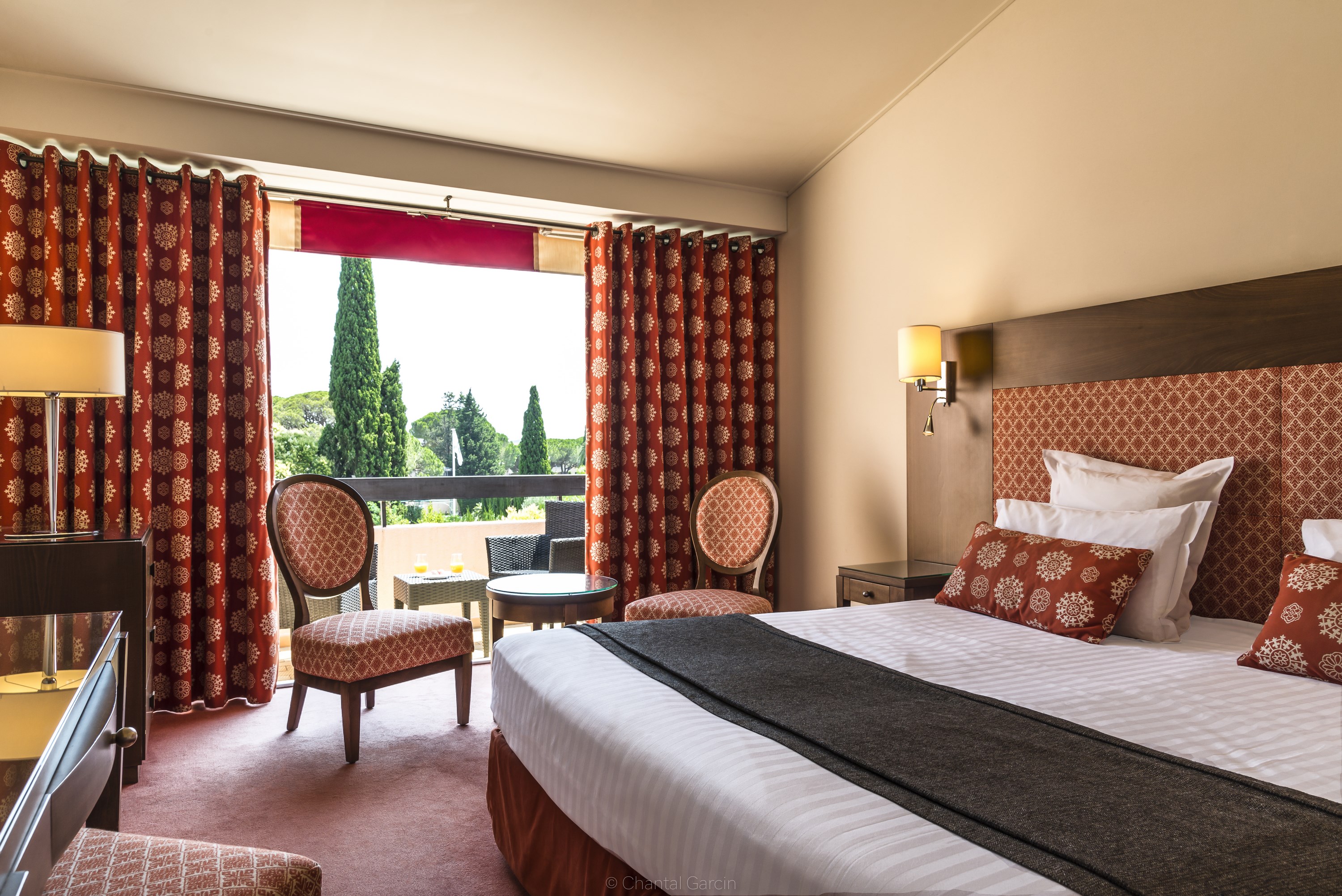 golf-expedition-golf-reizen-frankrijk-regio-cote-d'azur-golf-hotel-de-valescure-stijlvol-ingerichte-slaapkamer-met-balkon