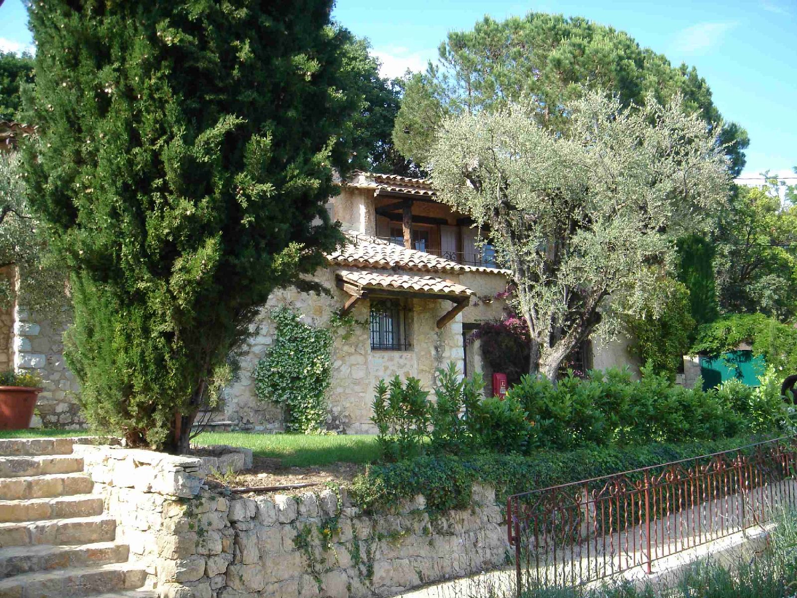 golf-expedition-golf-reizen-frankrijk-regio-cote-d'azur-hotel-du-clos-zijaanzicht-hotel