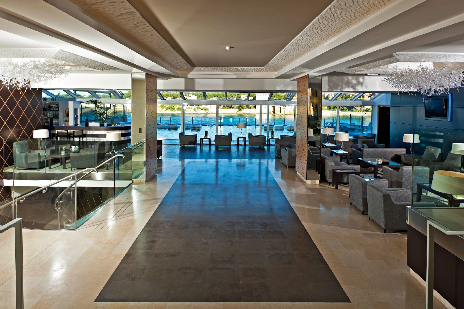 golf-expedition-golf-reizen-frankrijk-regio-cote-d'azur-hotel-ile-rousse-ontvangst-ruimte-met-zwembad-en-bar