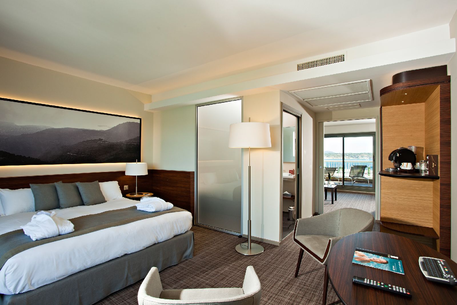 golf-expedition-golf-reizen-frankrijk-regio-cote-d'azur-hotel-ile-rousse-slaapkamer-met-badkamer-en-balkon