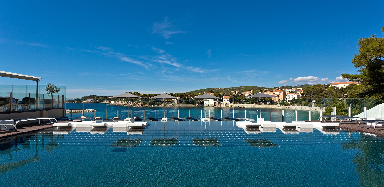 golf-expedition-golf-reizen-frankrijk-regio-cote-d'azur-hotel-ile-rousse-zwembad-met-achterliggende-zee