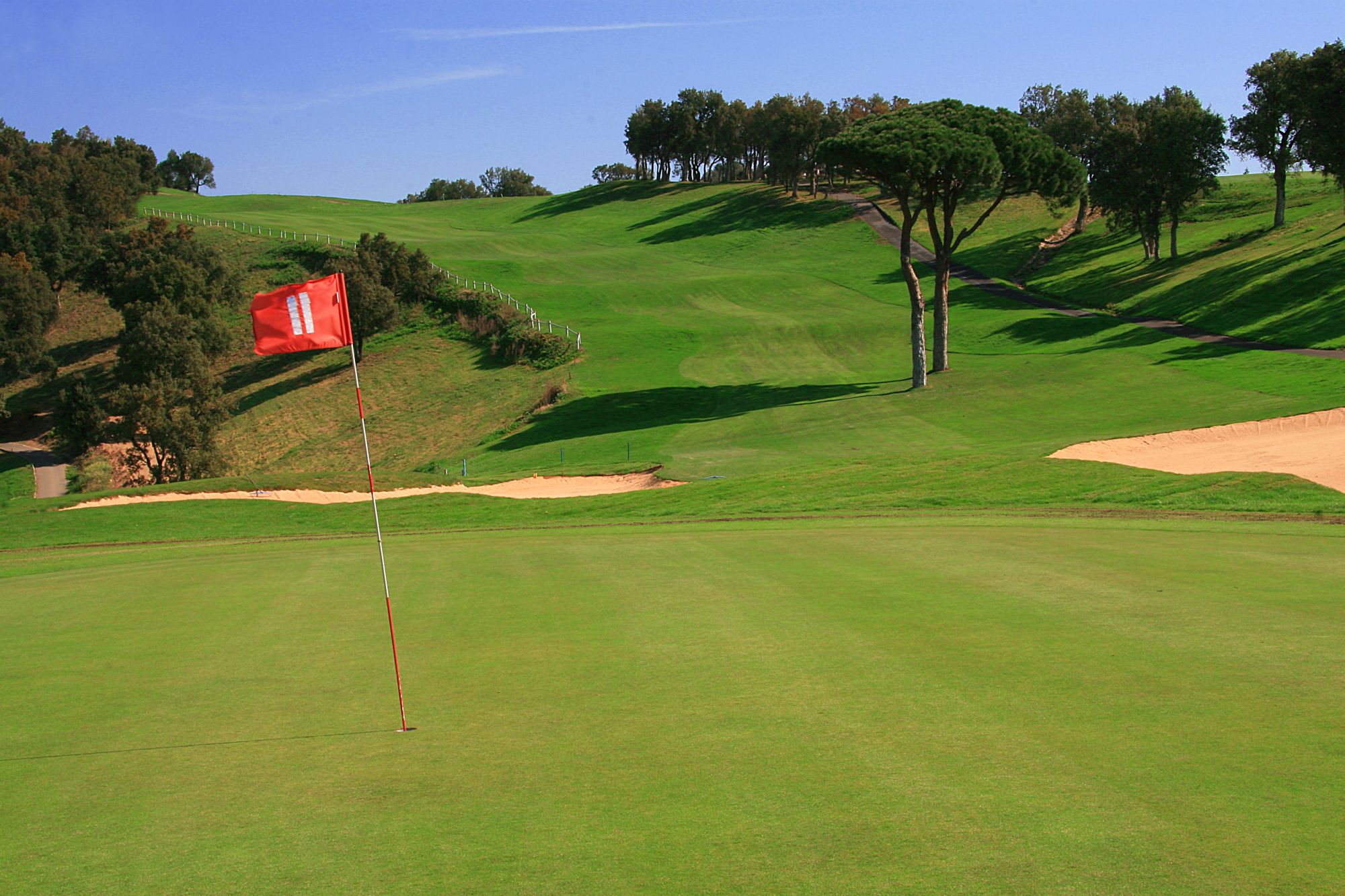 golf-expedition-golf-reizen-frankrijk-regio-cote-d'azur-hotel-le-catalogne-golfbaan-gelegen-in-natuurlijke-omgeving-green