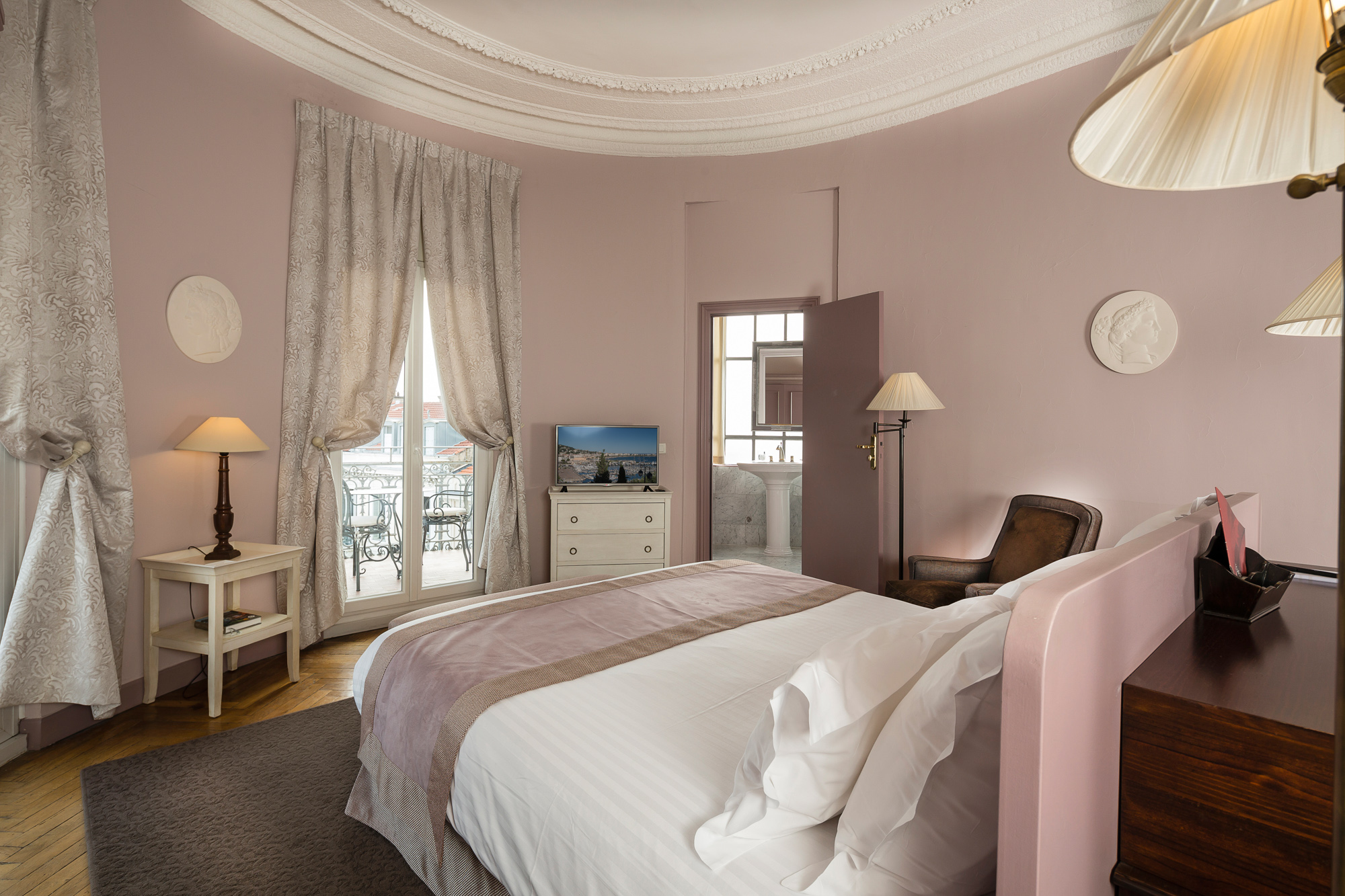 golf-expedition-golf-reizen-frankrijk-regio-cote-d'azur-hotel-le-cavendish-ronde-slaapkamer-met-badkamer-en-balkon