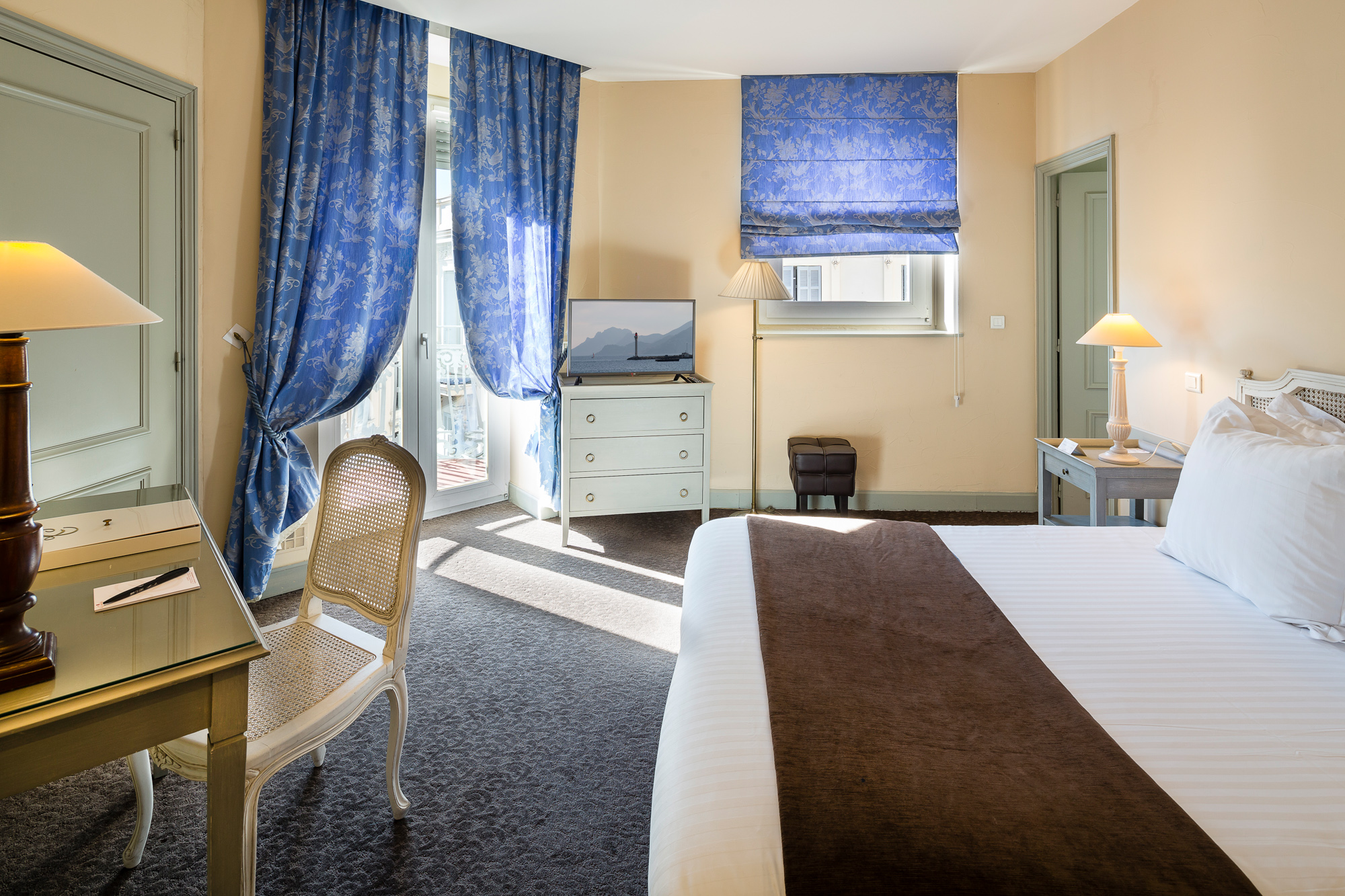 golf-expedition-golf-reizen-frankrijk-regio-cote-d'azur-hotel-le-cavendish-super-luxe-slaapkamer
