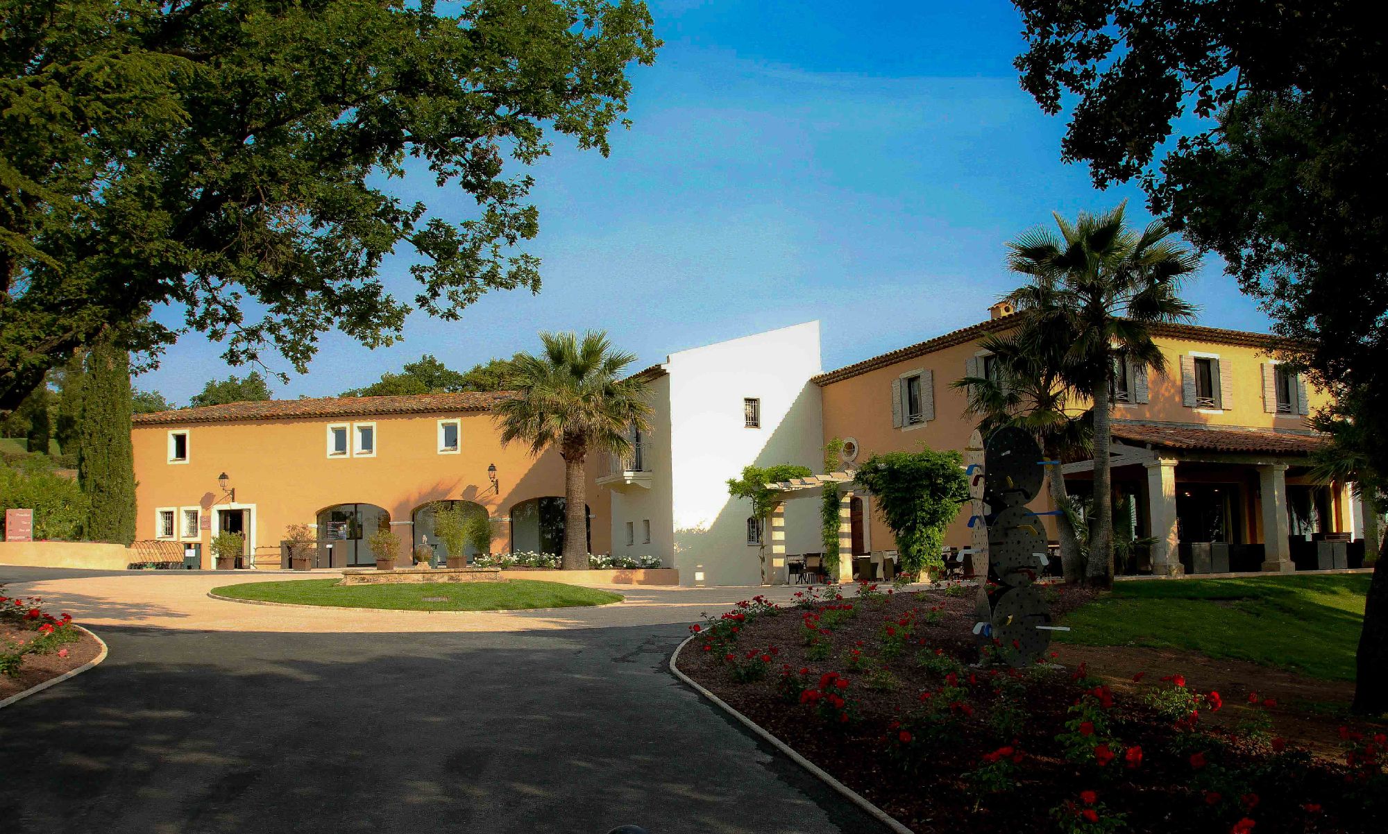 golf-expedition-golf-reizen-frankrijk-regio-cote-d'azur-le-daya-resort-entree-villa