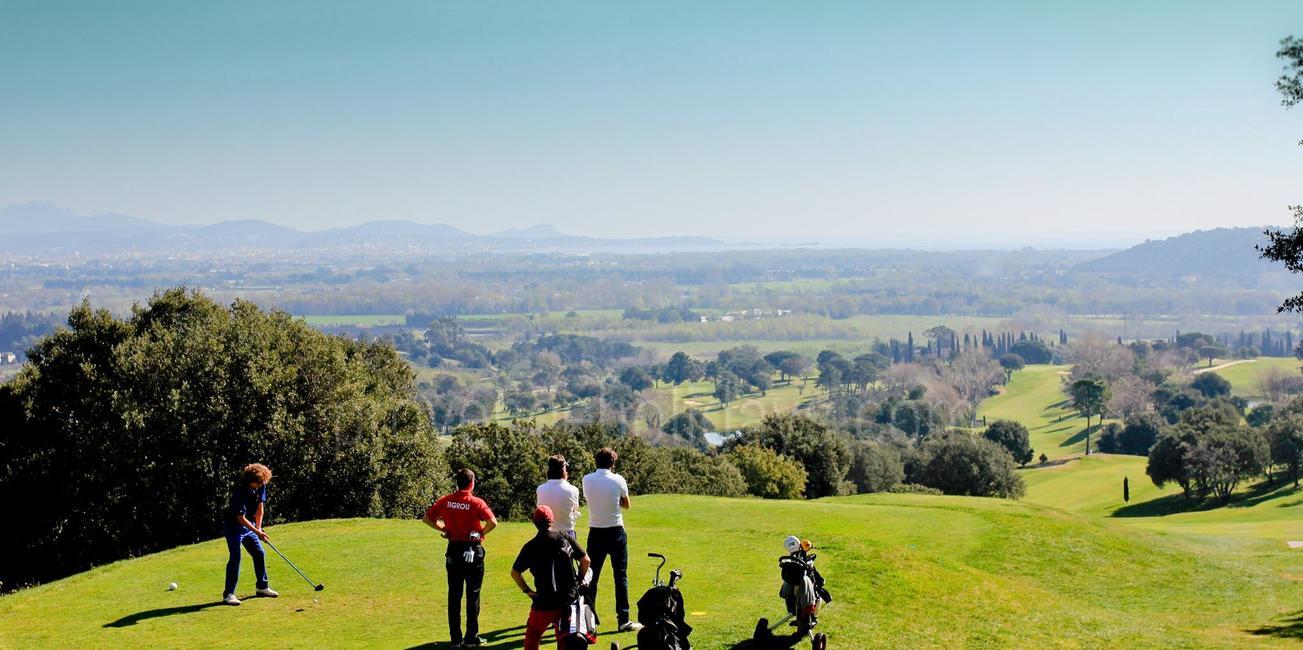 golf-expedition-golf-reizen-frankrijk-regio-cote-d'azur-le-daya-resort-golfers-op-golfbaan-met-geweldig-uitzicht