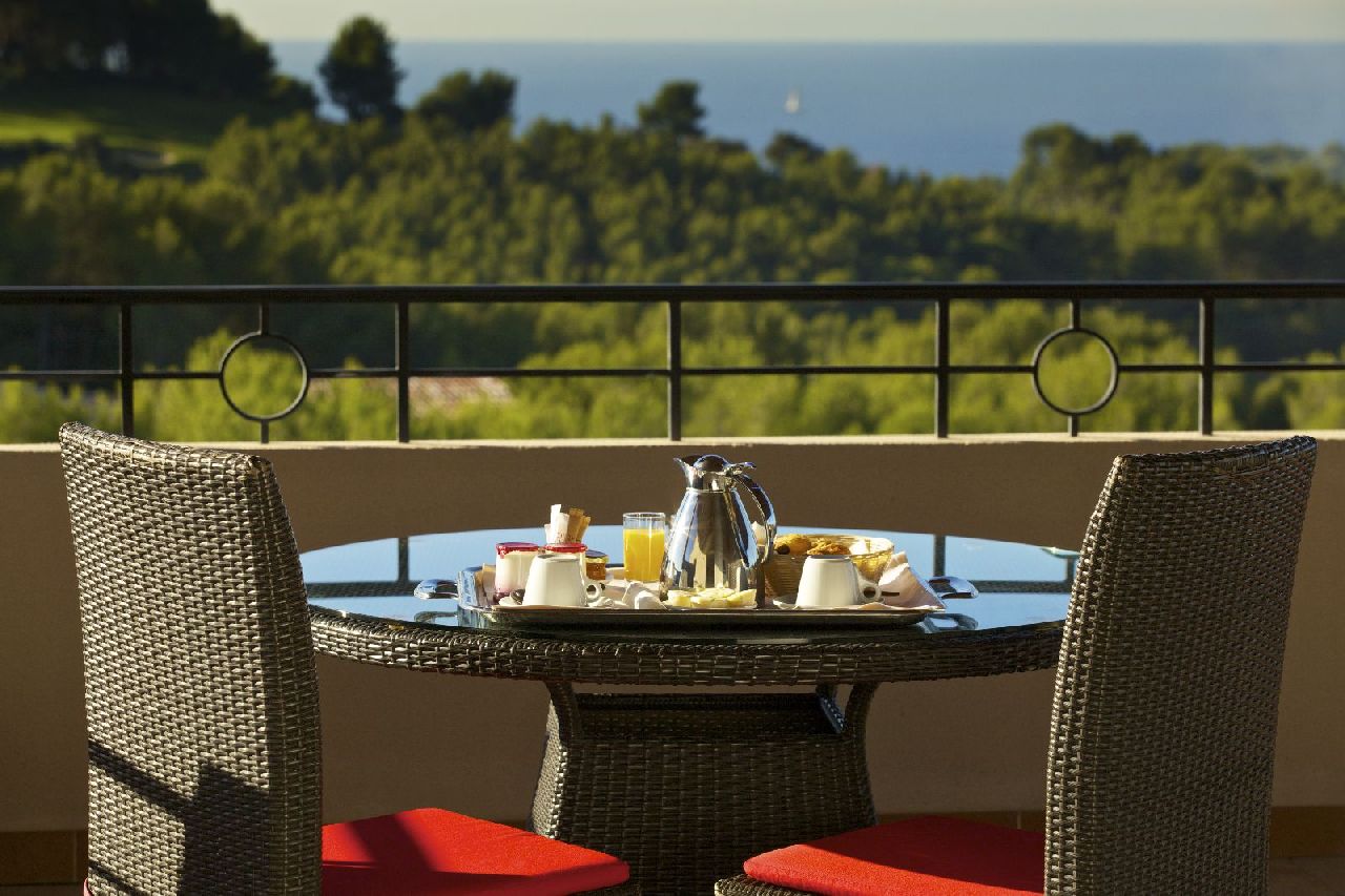 golf-expedition-golf-reizen-frankrijk-regio-cote-dazur-provence-dolce-fregate-golf-resort-balkon-met-uitzicht-op-zee.jpg