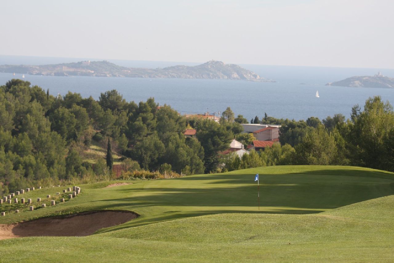 golf-expedition-golf-reizen-frankrijk-regio-cote-d'azur-provence-dolce-fregate-golf-resort-golfbaan-green-uitzicht-zee.jpg