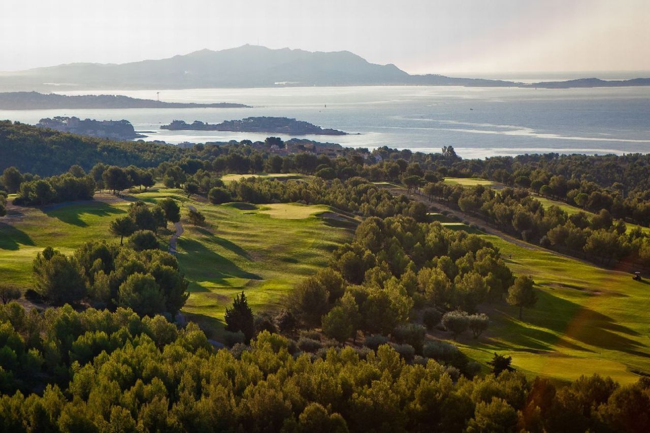 golf-expedition-golf-reizen-frankrijk-regio-cote-d'azur-provence-dolce-fregate-golf-resort-golfbaan-zee-achtergrond.jpg