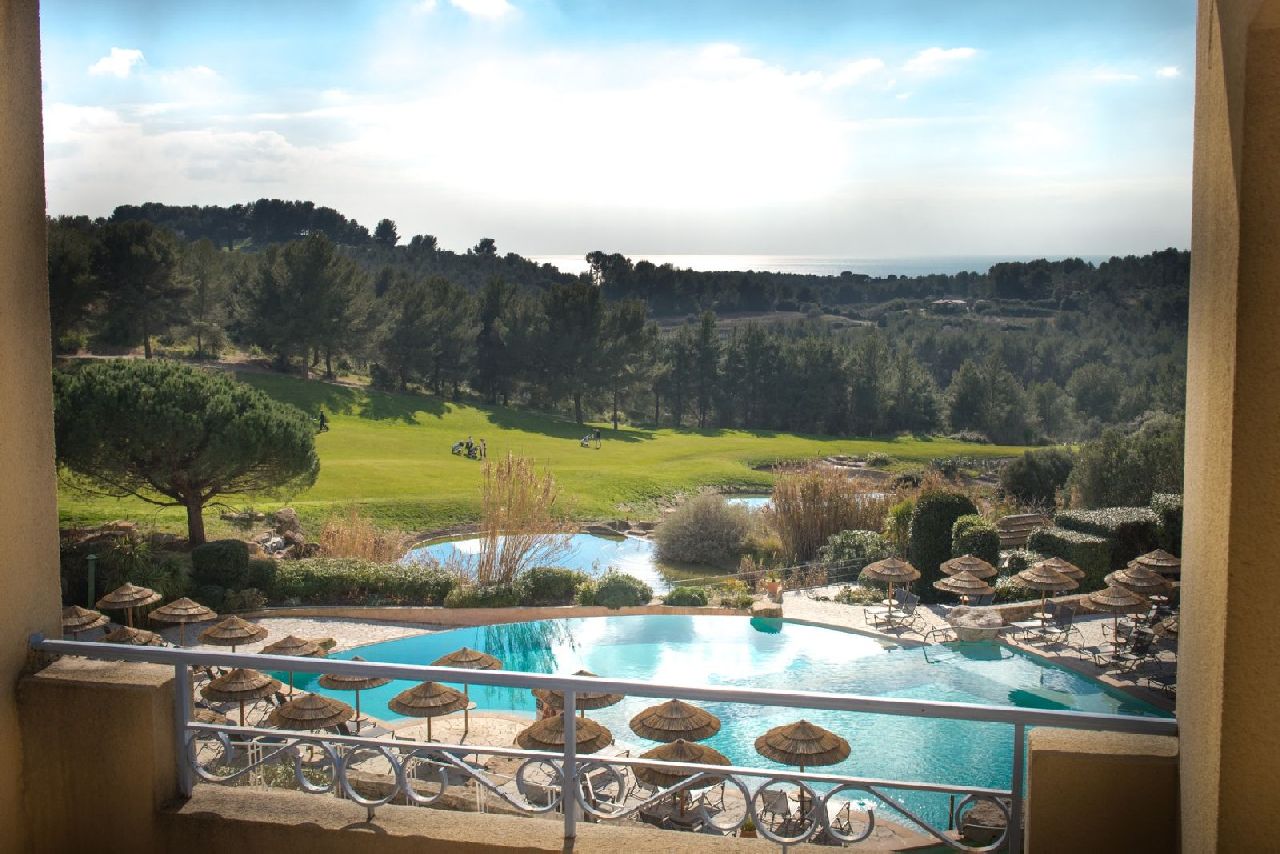 golf-expedition-golf-reizen-frankrijk-regio-cote-d'azur-provence-dolce-fregate-golf-resort-uitzicht-vanuit-appartement-op=zwembad.jpg