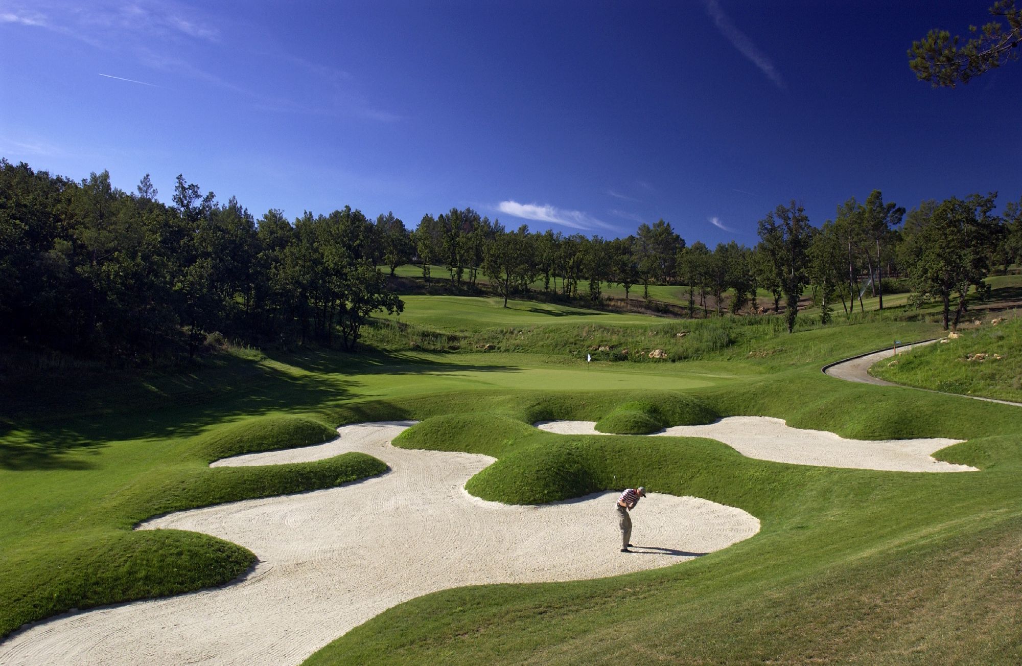 golf-expedition-golf-reizen-frankrijk-regio-cote-d'azur-terre-blanche-hotel-golfbaan-met-bunkers-en-golfer