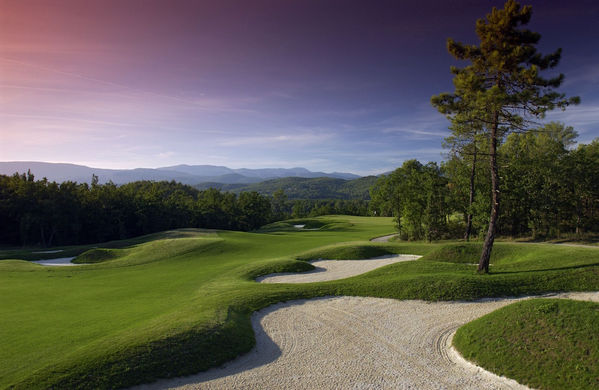 golf-expedition-golf-reizen-frankrijk-regio-cote-d'azur-terre-blanche-hotel-spa-golf-resort-golfbaan-bunker-uitzicht-fairway
