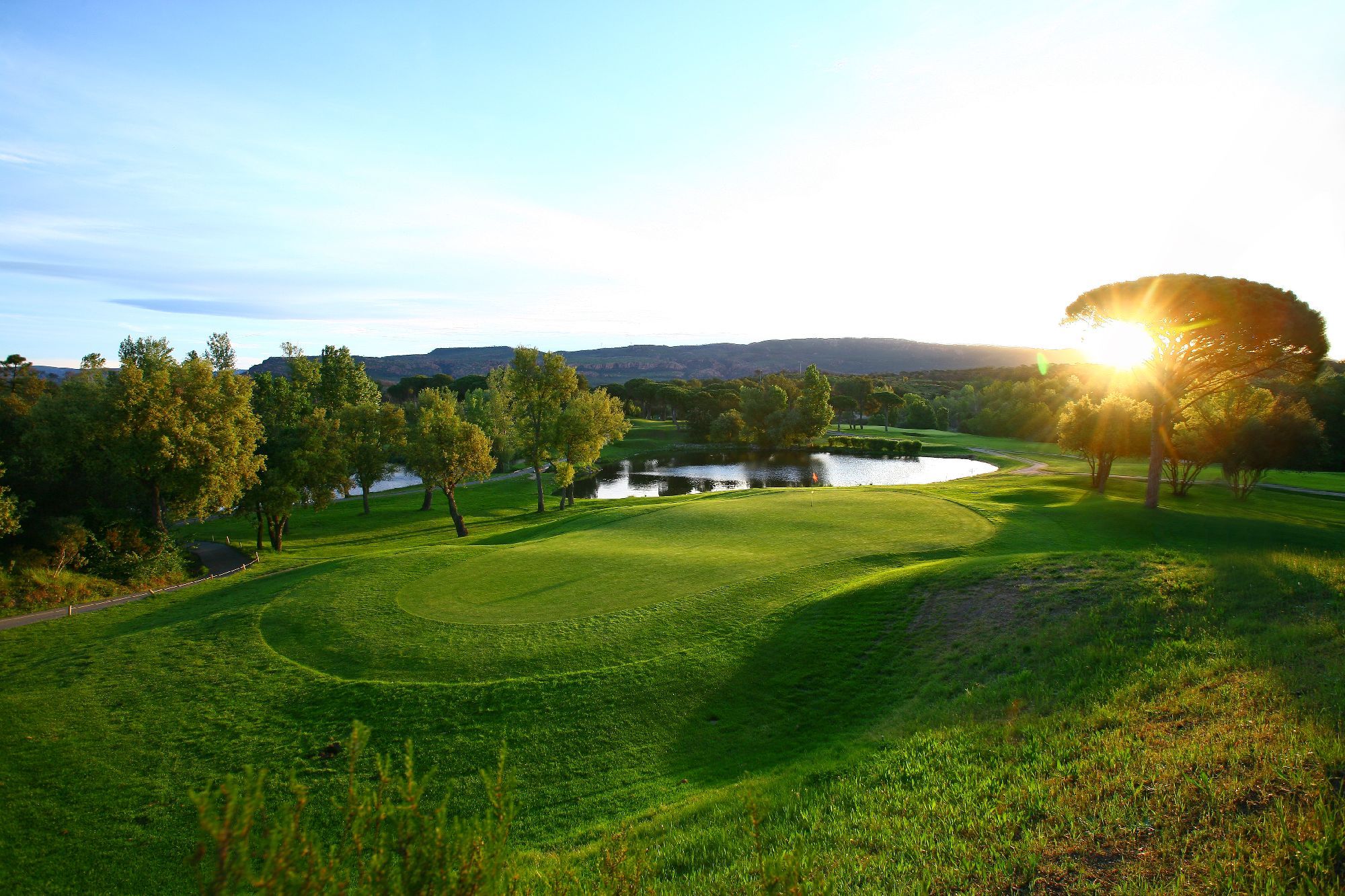 golf-expedition-golf-reizen-frankrijk-regio-cote-d'azur-villa-cedria-golfbaan-green-water-hazard-met-bergen-achtergrond