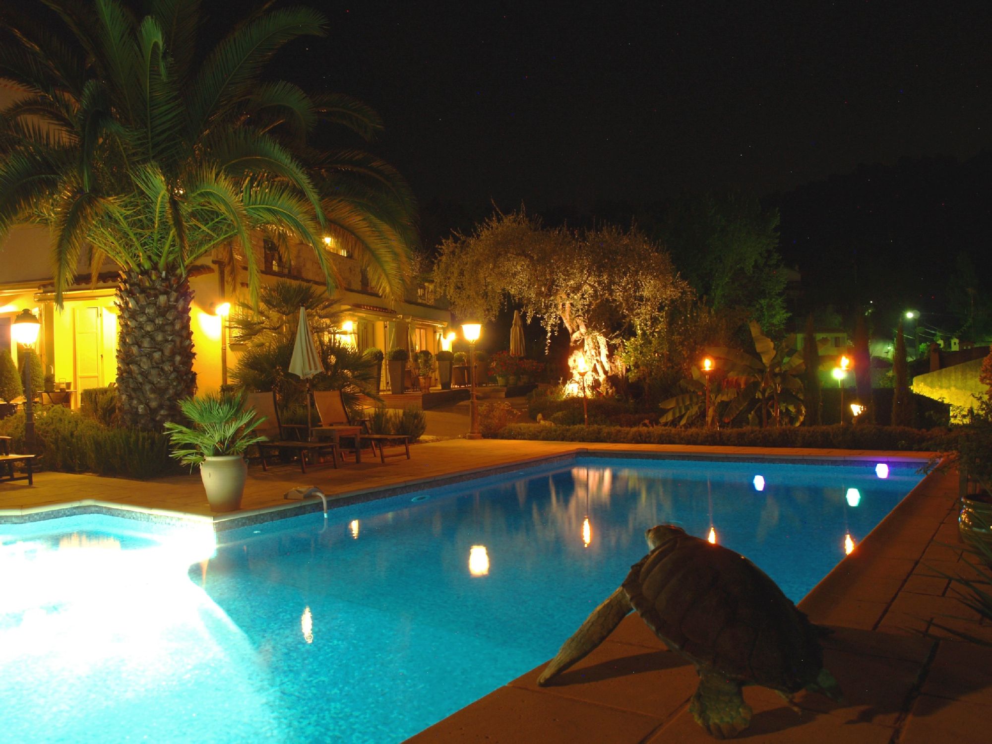 golf-expedition-golf-reizen-frankrijk-regio-cote-d'azur-villa-cedria-zwembad-en-villa-avond
