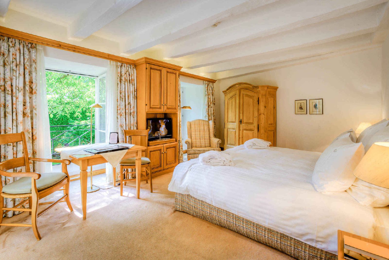 golf-expedition-golf-reizen-frankrijk-regio-elzas-hotel-a-la-cour-d'alsace-slaapkamer-houten-meubels